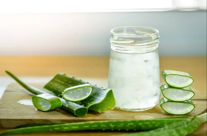 Gel nha đam trong suốt có thể tạo cảm giác mát và hỗ trợ làm dịu bề mặt da trong thời gian ngắn.