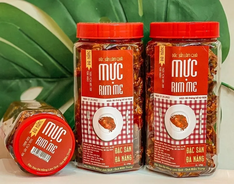 Mực rim me là đặc sản Đà Nẵng mua về làm quà dễ ăn với sự kết hợp hài hòa giữa vị chua, cay, mặn và ngọt.