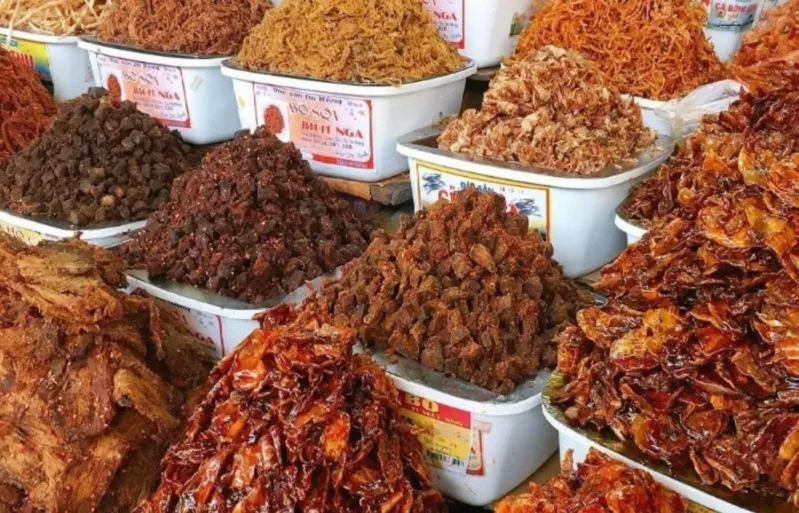Các món cá, mực rim cay là lựa chọn hấp dẫn trong danh sách đặc sản Đà Nẵng mua về làm quà dành cho người thích vị đậm đà.