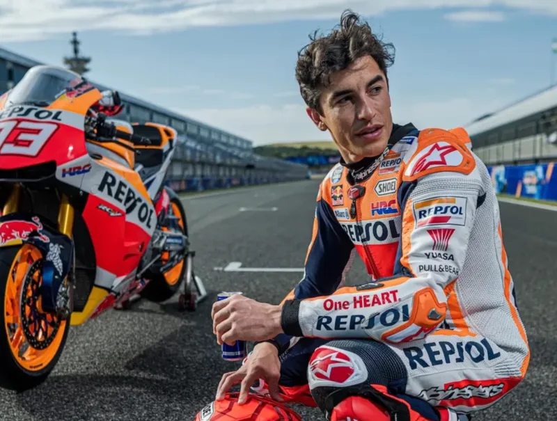 Marc Márquez nổi bật với phong cách tấn công mạnh và khả năng cứu xe ở giới hạn