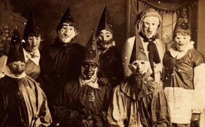 Halloween bắt nguồn từ lễ Samhain của người Celt cổ và dần phát triển thành lễ hội cộng đồng hiện đại.