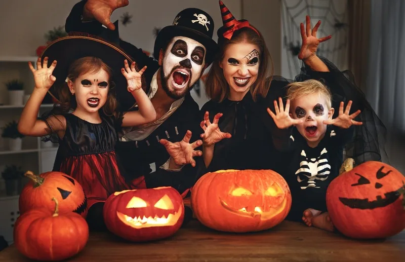 Halloween ngày nay mang ý nghĩa tưởng nhớ, đối diện nỗi sợ, khuyến khích sáng tạo và kết nối cộng đồng.