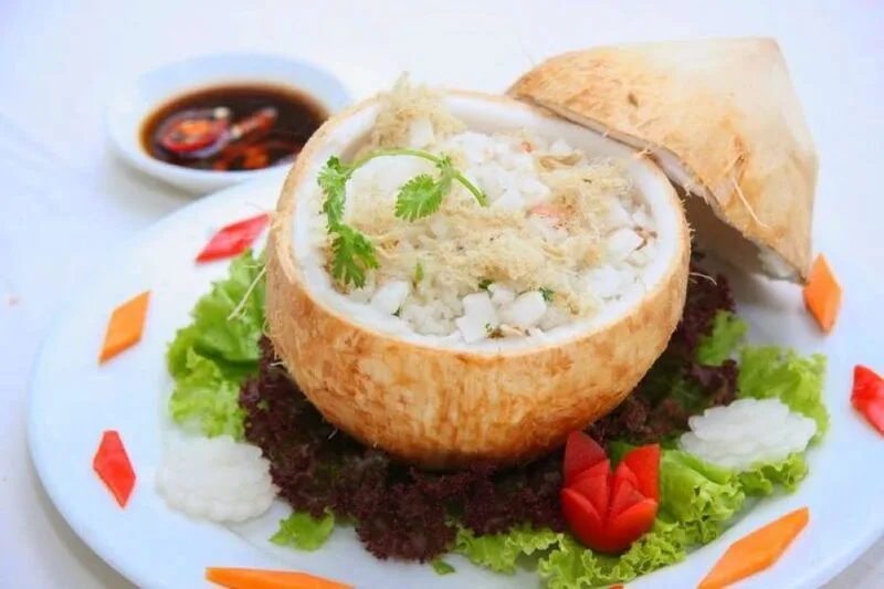Cơm dừa được nấu trong trái dừa, giúp hạt cơm thấm vị ngọt thanh và mùi thơm tự nhiên.