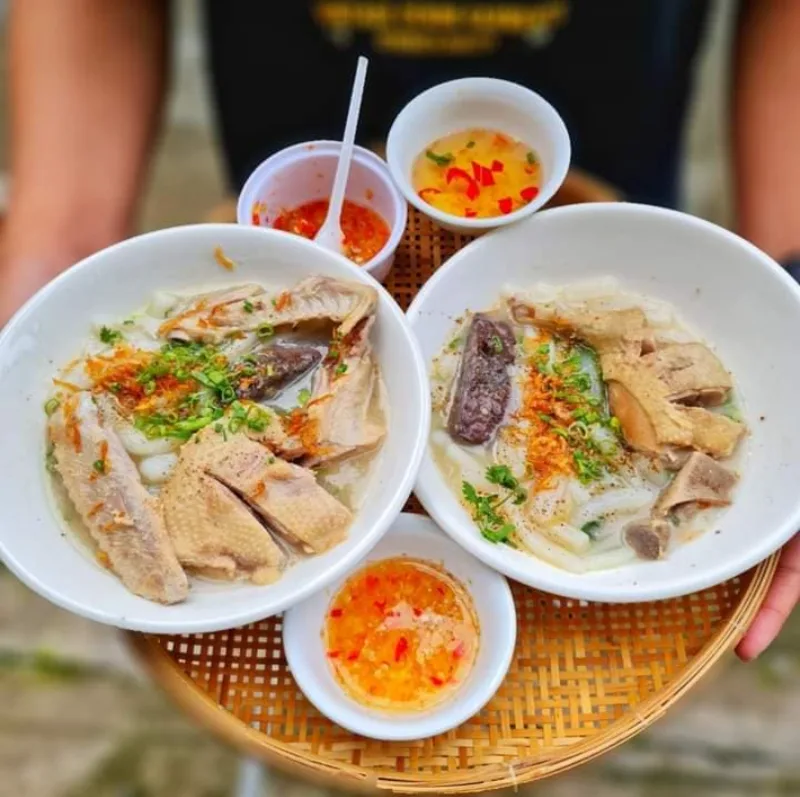 Sợi bánh canh bột xắt thủ công cùng nước dùng sánh nhẹ tạo nên vẻ mộc mạc riêng của món ăn Bến Tre.