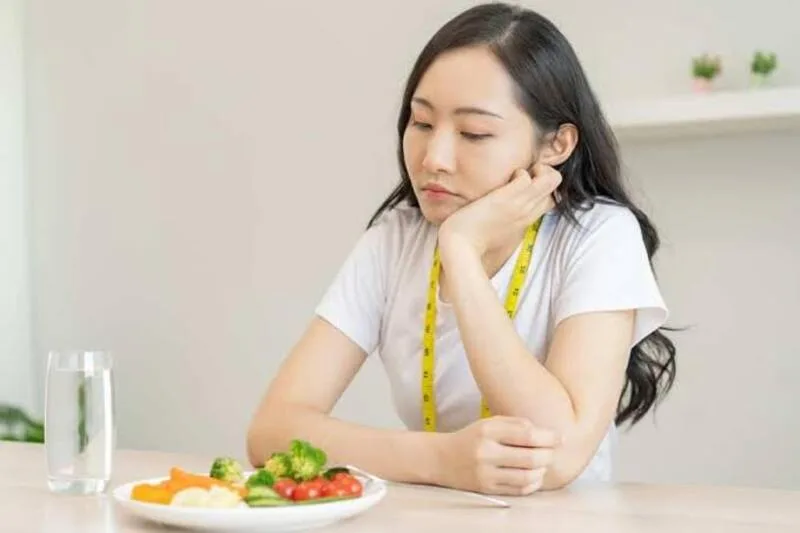 Ăn kiêng cực đoan hoặc bỏ bữa có thể khiến tóc yếu, mảnh và dễ rụng hơn.