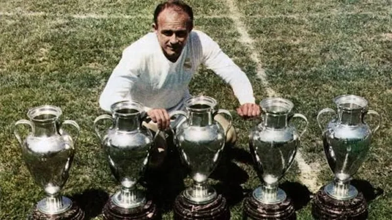 Huyền thoại Alfredo Di Stéfano - "Mũi tên bạc" đặt nền móng vững chắc cho DNA chiến thắng của Kền kền trắng.