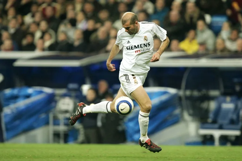Zinedine Zidane lọt top cầu thủ hay nhất Real Madrid nhờ lối chơi hào hoa và những siêu phẩm đi vào lịch sử.