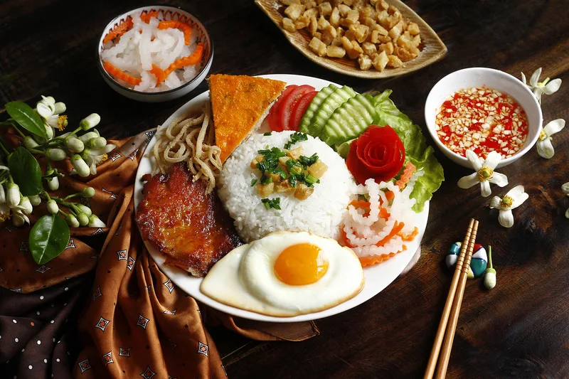 Cơm tấm sườn nướng với bì, chả, trứng và mỡ hành là món ăn quen thuộc của người Sài Gòn.