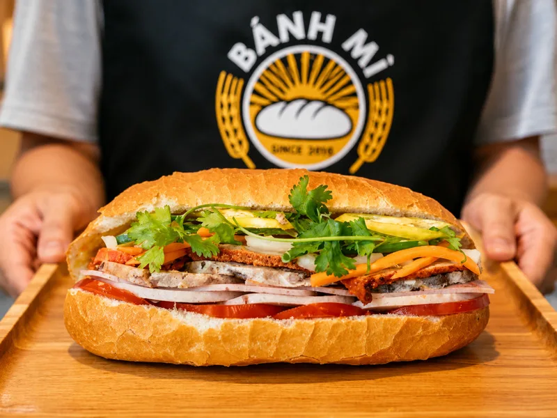 Bánh mì Sài Gòn nổi bật với lớp vỏ giòn và phần nhân đa dạng từ thịt, chả đến xíu mại, trứng và rau thơm.