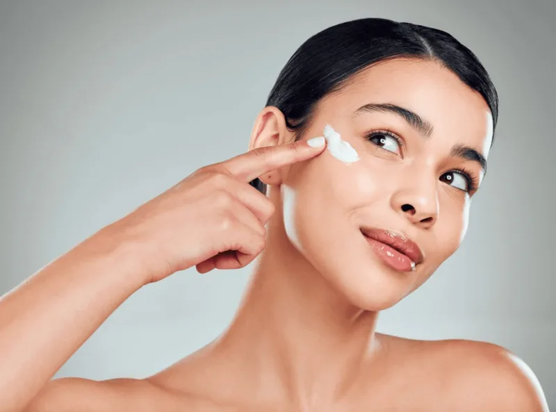 Chống nắng, dưỡng ẩm và chăm sóc da dịu nhẹ là những bước quan trọng khi da có tình trạng tăng sắc tố.