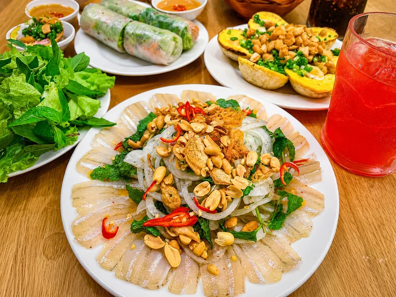 Gỏi cá mai kết hợp vị ngọt của cá, vị chua của chanh và độ bùi của đậu phộng