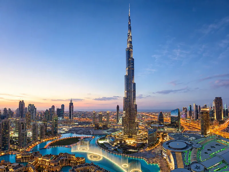 Burj Khalifa hiện là tòa nhà cao nhất thế giới, tọa lạc tại khu Downtown Dubai, UAE, một trong những khu vực nổi tiếng nhất thành phố