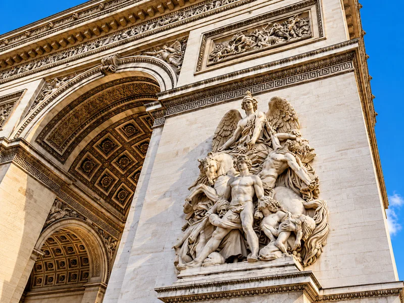 Phù điêu La Marseillaise nổi bật trên mặt ngoài Khải Hoàn Môn Paris