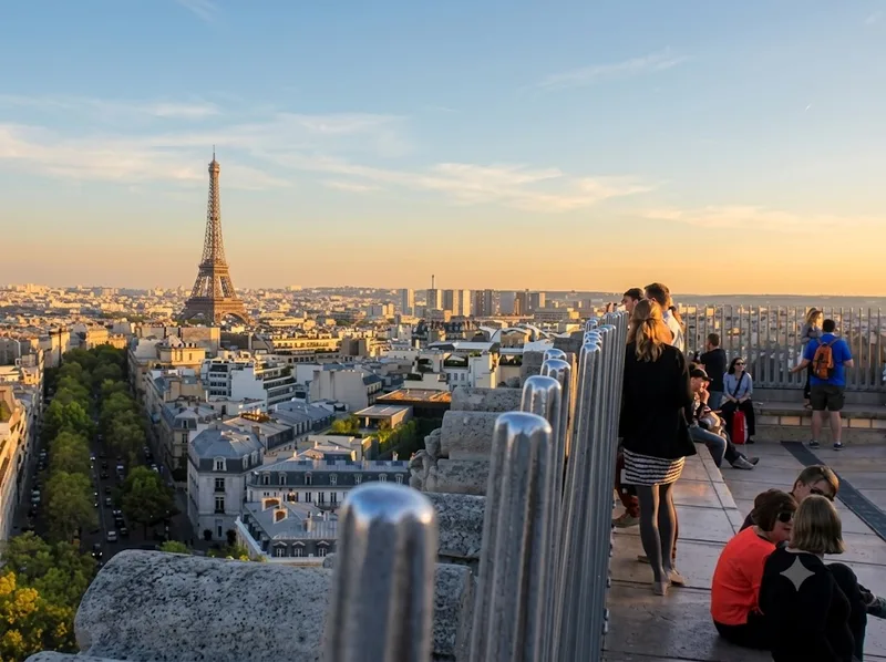 Từ sân thượng Khải Hoàn Môn Paris nhìn ra đại lộ Champs-Élysées