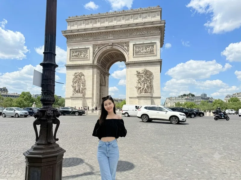 Du khách tham quan Khải Hoàn Môn Paris qua lối vào an toàn