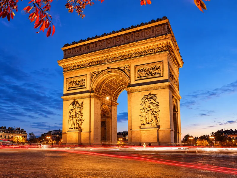 Khải Hoàn Môn Paris nằm tại quảng trường Charles de Gaulle sầm uất