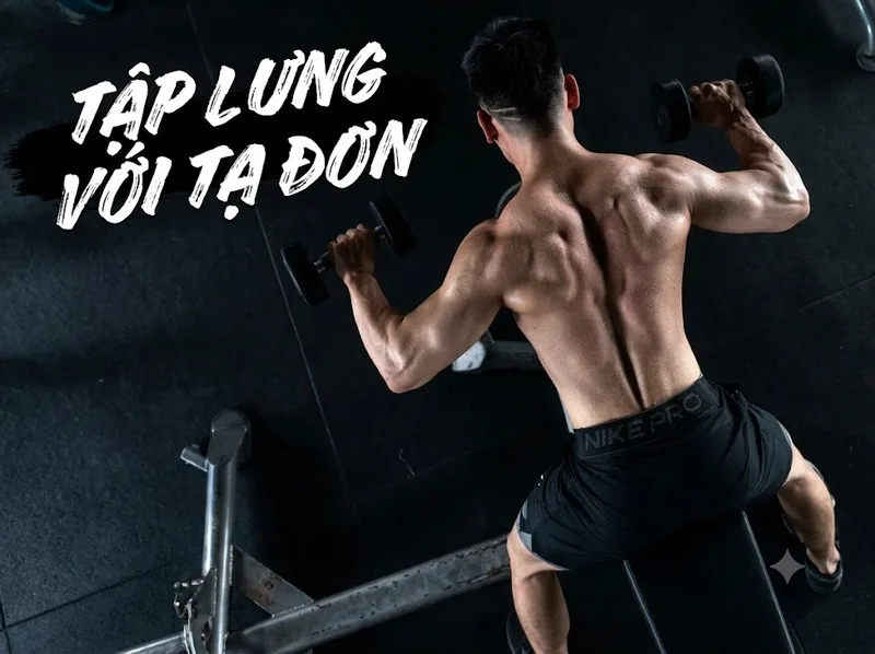 Tập lưng với tạ đơn đúng tư thế giúp hạn chế chấn thương